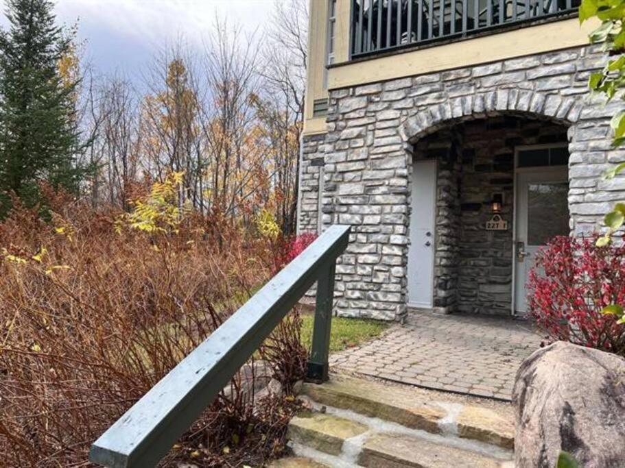 Апартаменты Tremblant Les Eaux 227-1 By Escapades Tremblant Мон-Трамблан Экстерьер фото